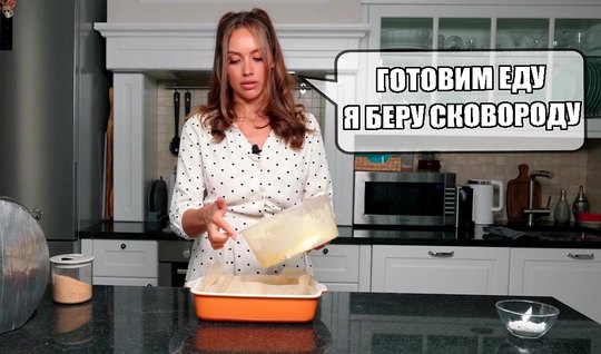 Молодая девушка на кухне трусит большими дойками и кончает от домашнег...